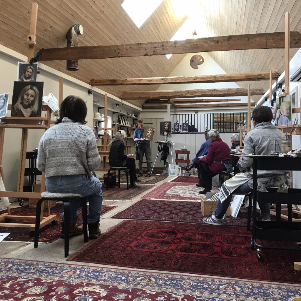 Konstklass med målare och modeller