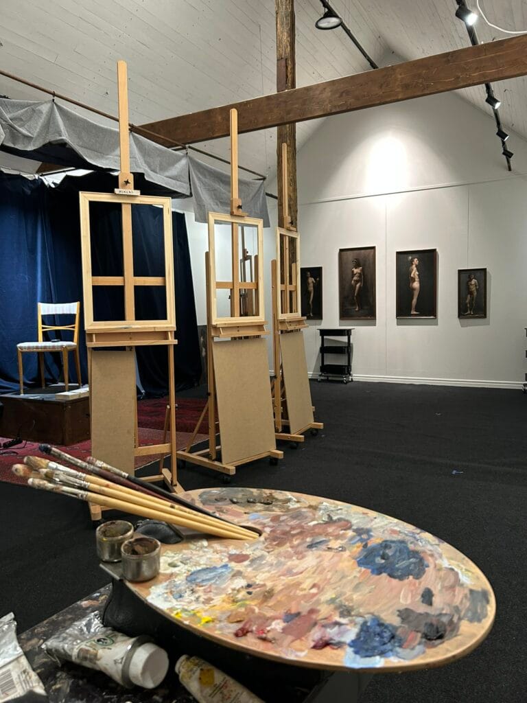 Konststudio med målardukar och färger