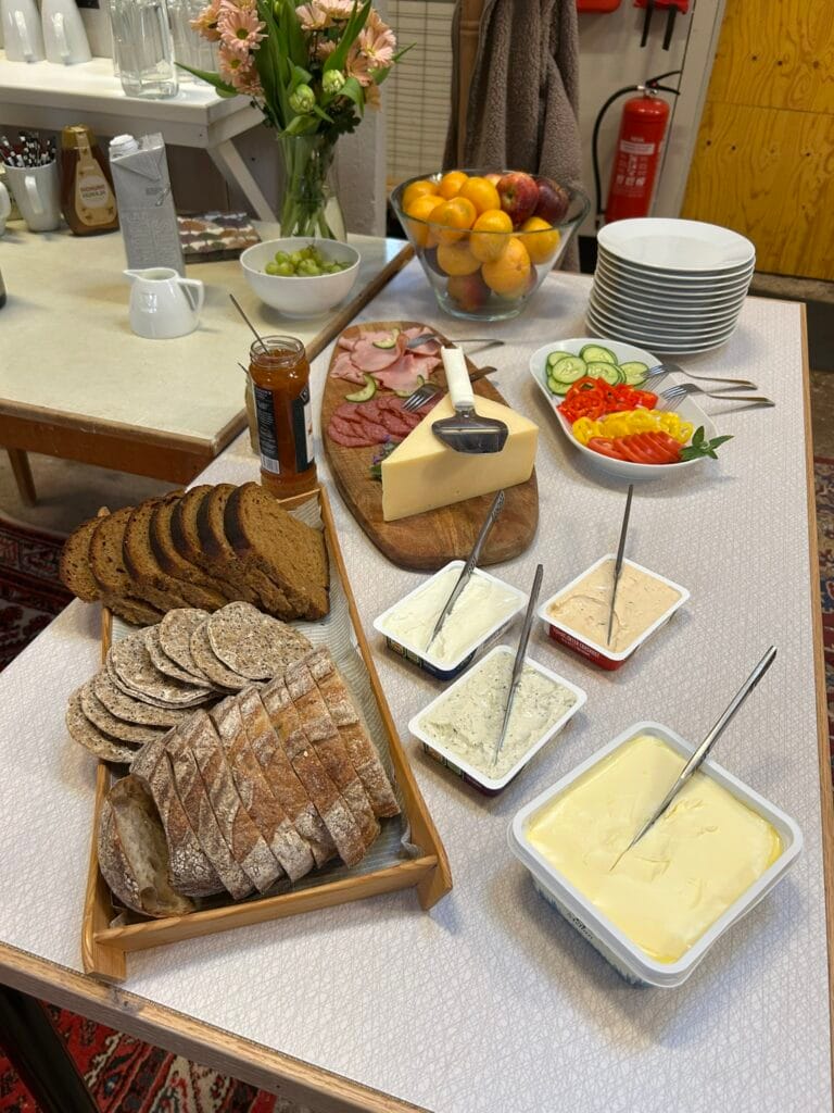 Ost, bröd och pålägg på bordet